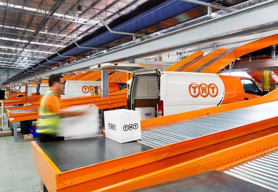 LED High Bay Lighting for Logistics Warehouse: HBS 150W Upgrade at TNT Germany（images 2）