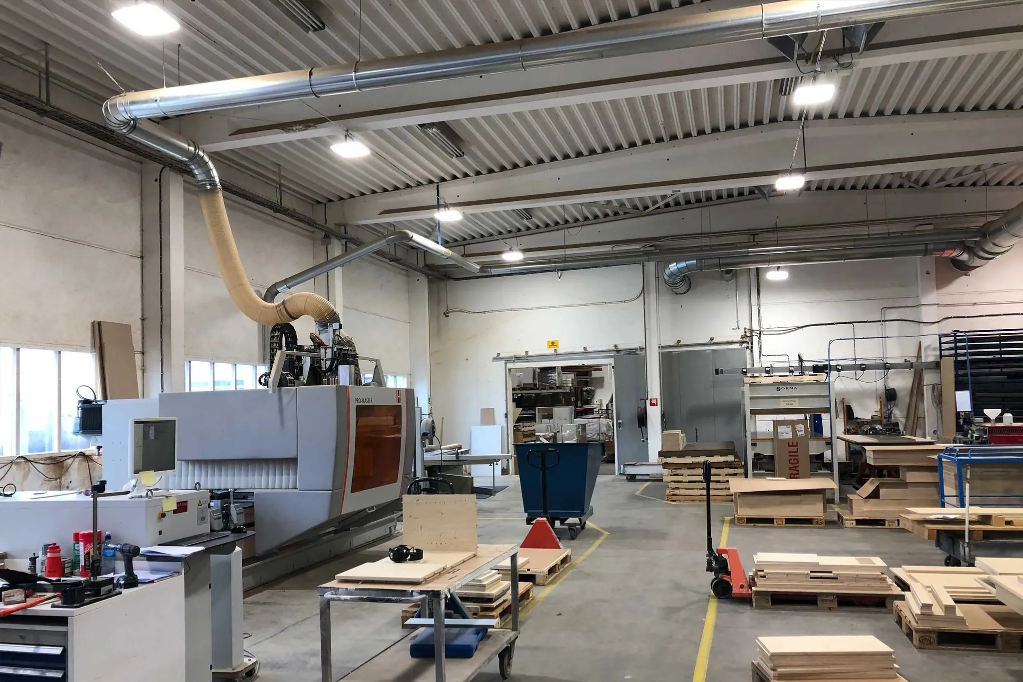 LED Canopy Lighting for Furniture Factory: GSL 100W Upgrade in a European Workshop（images 2）