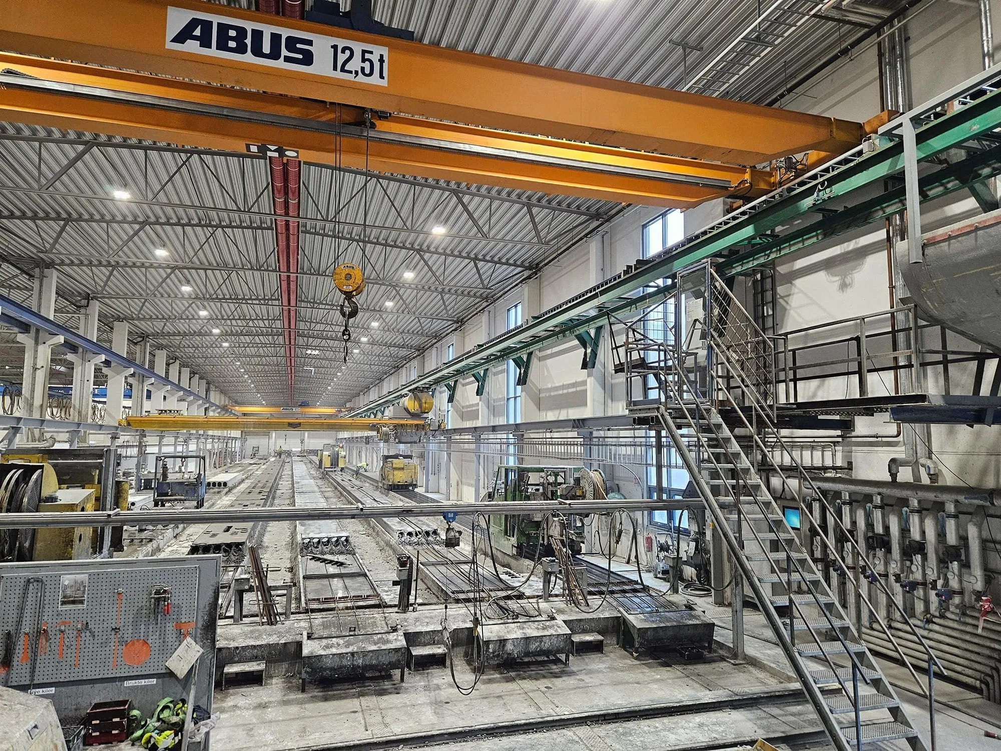 LED High Bay Lighting for Concrete Factory: HBF 150W Retrofit in Sweden（images 3）
