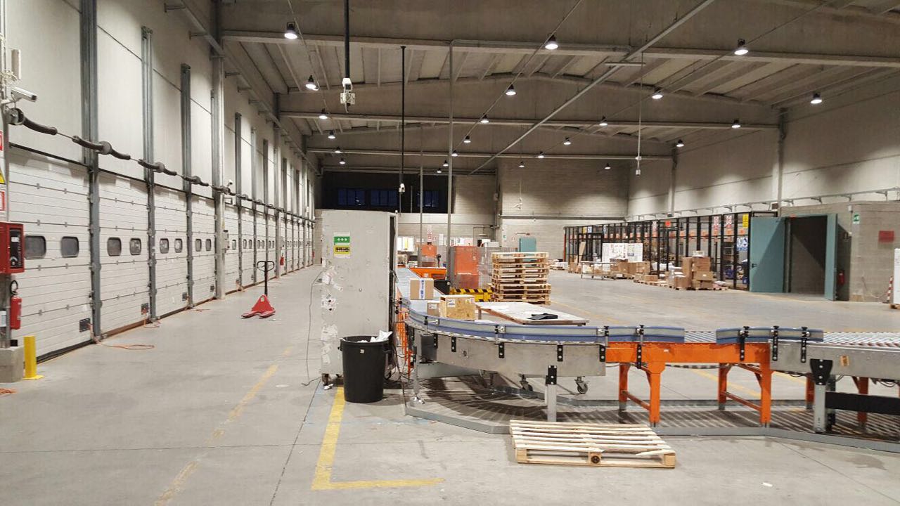 SEEKINGLED LED high bay lights installed in Manchester warehouse