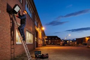 How to replace LED flood light correctly and sa...