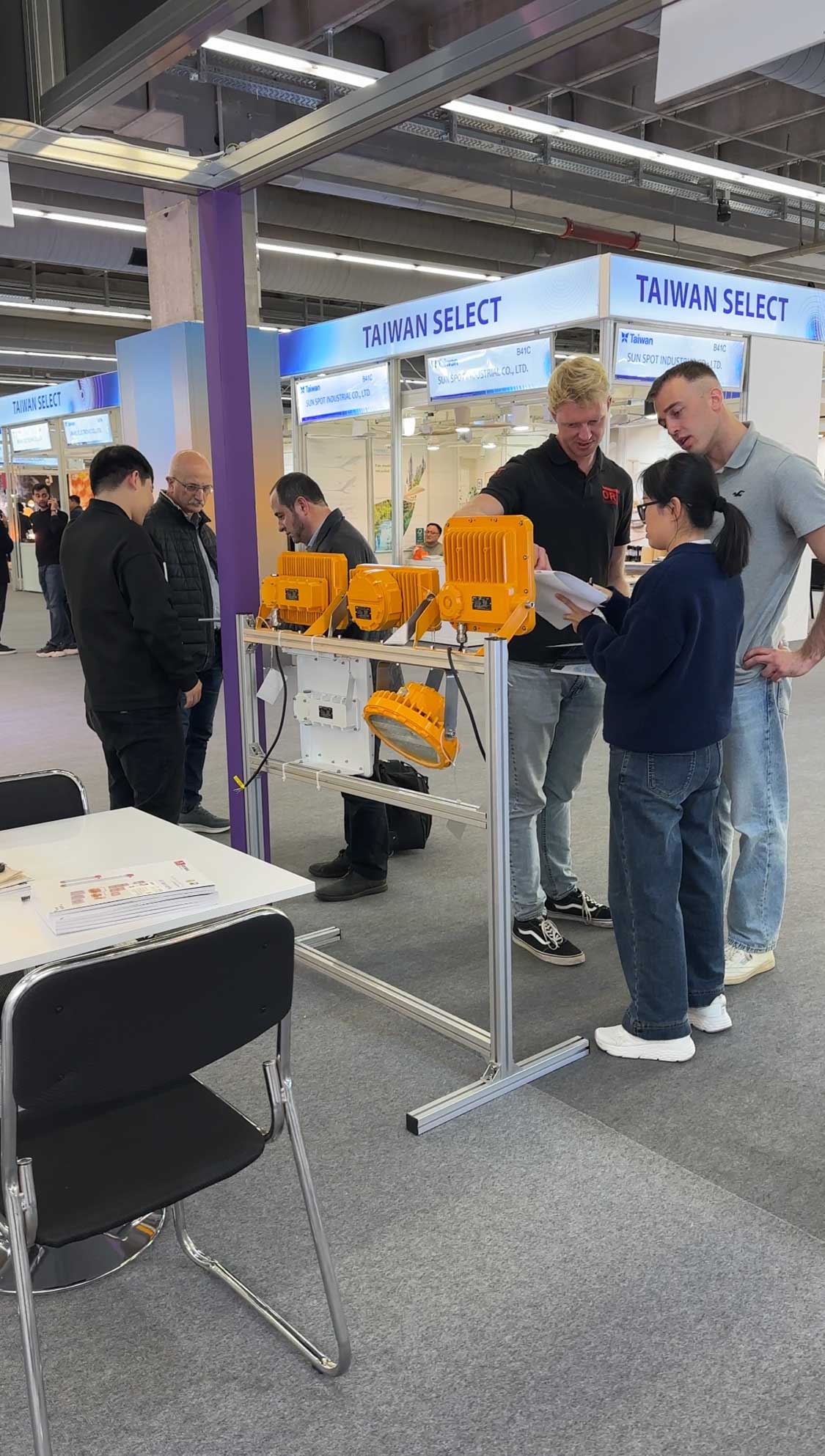 Light + Building 2026 Day 2 &ndash; SEEKINGLED Booth is Packed!（images 2）