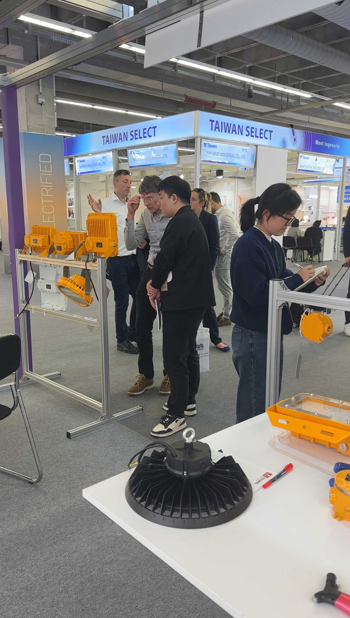 Light + Building 2026 Day 2 &ndash; SEEKINGLED Booth is Packed!（images 4）