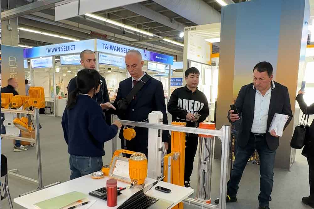 Light + Building 2026 Day 2 – SEEKINGLED Booth ...