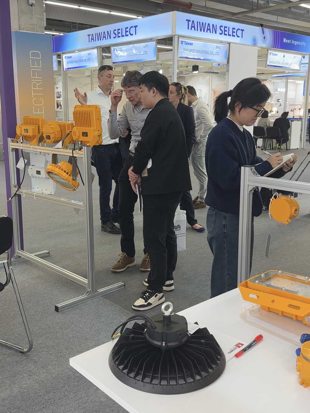 Light + Building 2026 Day 4 &ndash; SEEKINGLED Booth Remains Extremely Popular!（images 4）