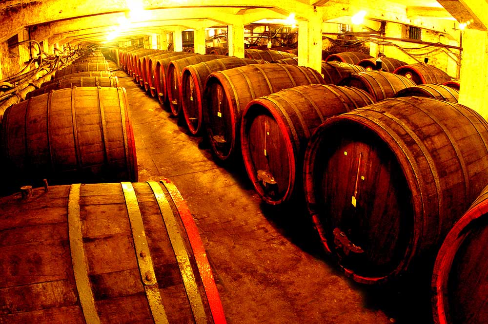 Preferred Safety Lighting Solution for Industrial Wineries and Professional Wine Cellars &mdash; SEEKINGLED LO Series and BAY51 Series Explosion-Proof Lights（images 2）