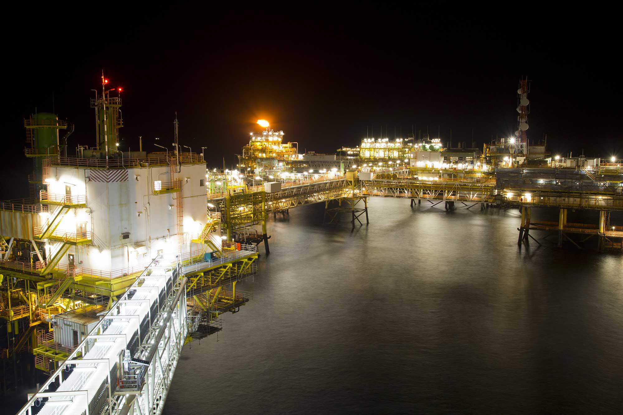 Why Are Explosion-Proof Lights Necessary in Oil Exploration? 1 ghgoiashgahga