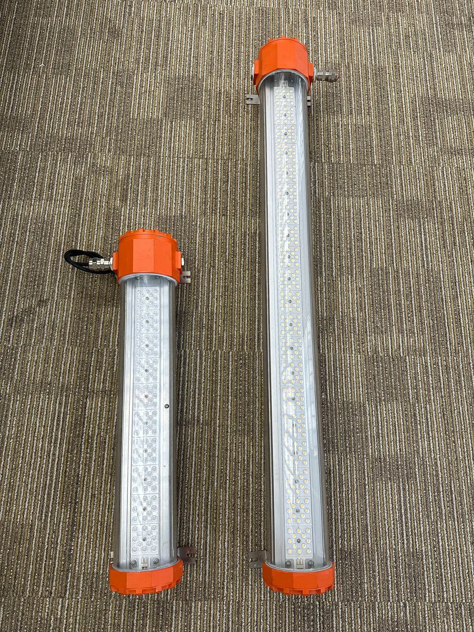 What are the external materials of explosion-proof lights? 1 LO series ATEX IECEx explosion proof linear lights 1